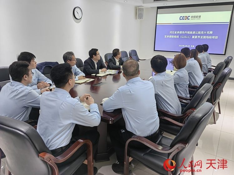 近日，中能建路橋工程有限公司領(lǐng)導(dǎo)班子成員與員工開會討論，如何根據(jù)今年的項目招聘合適的優(yōu)秀人才。  人民網(wǎng) 孫翼飛攝