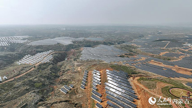伊金霍洛旗天驕綠能50萬(wàn)千瓦采煤沉陷區(qū)生態(tài)治理光伏發(fā)電示范項(xiàng)目。人民網(wǎng) 孟佳澍攝
