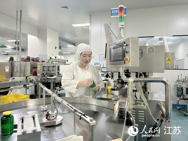 工作人員在操作檢測(cè)儀器。人民網(wǎng) 王丹丹攝