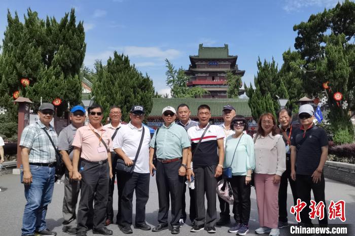 圖為臺灣新北市永和區(qū)里長聯(lián)誼會江西參訪團一行在南昌滕王閣前合影?！×鴷缘?攝