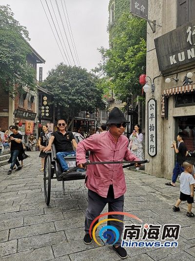 馮小剛電影公社里體驗“黃包車”的游客。南海網記者 蘇靚 攝