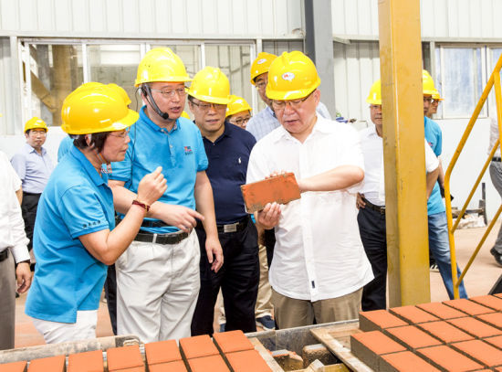 2019年6月21日下午，省長沈曉明在三亞建筑廢棄物綜合利用廠，查看用建筑廢棄物綜合處理后制成的再生水泥磚。海南日報記者 宋國強 攝