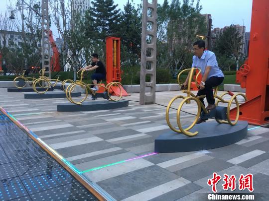 市民使用公園內(nèi)的健身設(shè)施?！「呒t超 攝