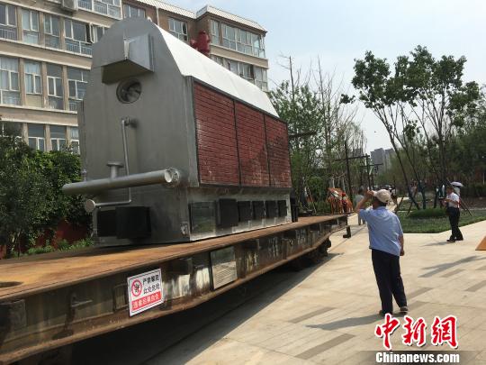 公園內(nèi)陳列著臥式蒸汽鍋爐等工業(yè)產(chǎn)品?！「呒t超 攝