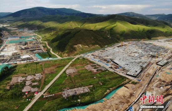 6月28日，航拍鏡頭下的河北張家口冬奧會太子城冰雪小鎮(zhèn)項目。太子城冰雪小鎮(zhèn)項目位于2022年冬奧會張家口賽區(qū)核心區(qū)，連接張家口賽區(qū)云頂和古楊樹兩個競賽場館群，建成后將承擔(dān)賽時核心區(qū)配套保障功能，提供冬奧頒獎、貴賓接待、交通換乘、休閑娛樂等服務(wù)，賽后將成為一座國際化四季度假小鎮(zhèn)。 中新社記者 楊艷敏 攝