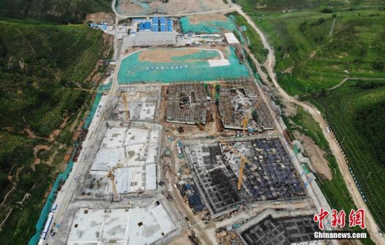 6月28日，航拍鏡頭下的河北張家口冬奧會太子城冰雪小鎮(zhèn)項目。太子城冰雪小鎮(zhèn)項目位于2022年冬奧會張家口賽區(qū)核心區(qū)，連接張家口賽區(qū)云頂和古楊樹兩個競賽場館群，建成后將承擔(dān)賽時核心區(qū)配套保障功能，提供冬奧頒獎、貴賓接待、交通換乘、休閑娛樂等服務(wù)，賽后將成為一座國際化四季度假小鎮(zhèn)。 中新社記者 楊艷敏 攝