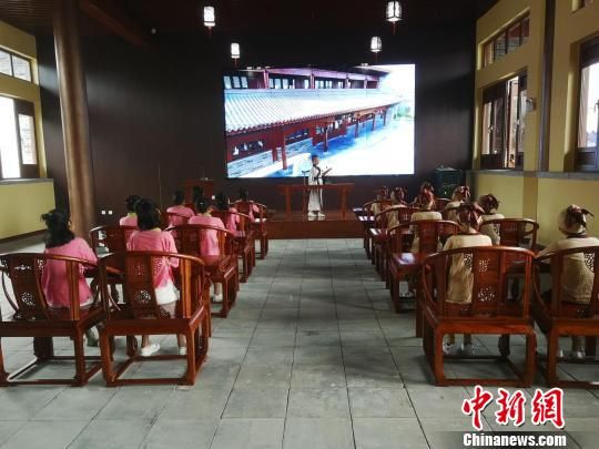 學(xué)生們?cè)诖笤瓡赫b讀國(guó)學(xué)經(jīng)典?！⊥貔i 攝