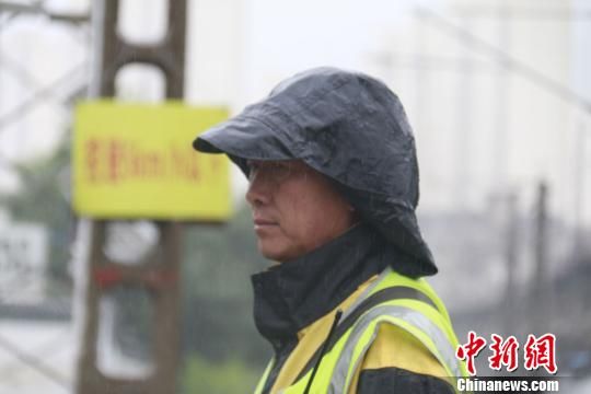 蘭州西工務(wù)段蘭州線路車間防護員雨中巡查?！⊥豕廨x 攝