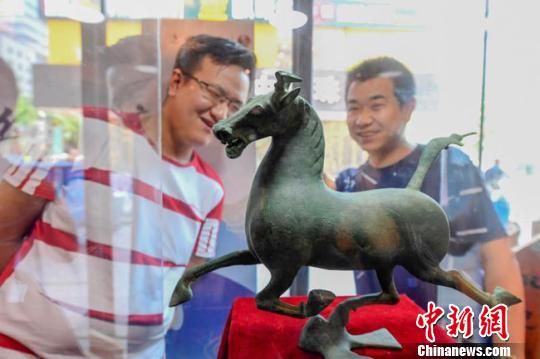 甘肅省博物館將榮登《國家寶藏》的文物銅奔馬和人頭形器口彩陶瓶搬到了絲路如意餐廳，讓顧客在餐廳內(nèi)就能近距離的和文物面對面?！＄娦?攝