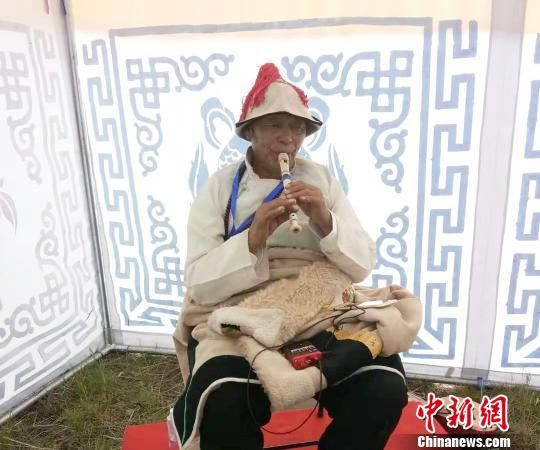 圖為瑪曲縣非遺彈唱藝術(shù)。　鐘欣 攝