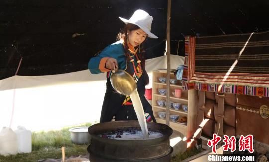 圖為展示瑪曲藏民族傳統(tǒng)特色美食制作工藝?！＄娦?攝