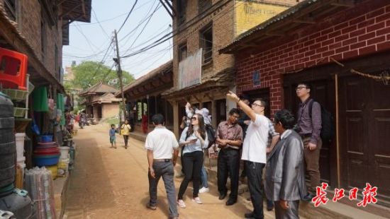 在尼泊爾，武漢市土地利用和城市空間規(guī)劃研究中心設(shè)計團隊現(xiàn)場踏勘。(武漢市土地利用和城市空間規(guī)劃研究中心 供圖)