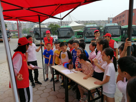 志愿者教小朋友垃圾分類的相關(guān)知識。連柏梁 攝