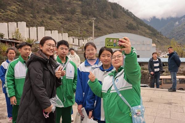 為驗(yàn)證“高反風(fēng)險(xiǎn)預(yù)測(cè)”小程序，這群高中生真去了趟高原