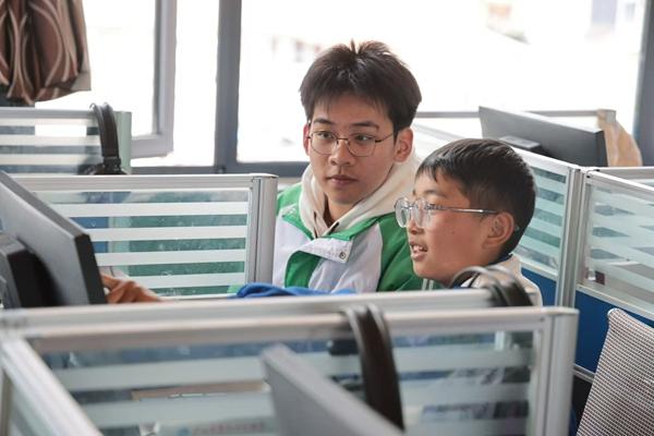 為驗(yàn)證“高反風(fēng)險(xiǎn)預(yù)測(cè)”小程序，這群高中生真去了趟高原