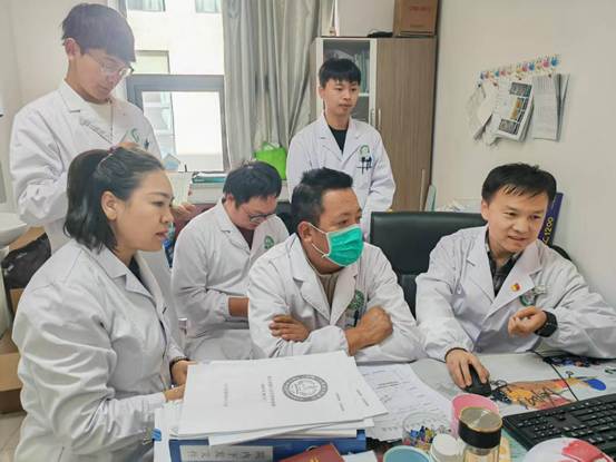 在山南市進(jìn)行師帶徒幫扶，傳授先進(jìn)的眼科學(xué)診療技術(shù)