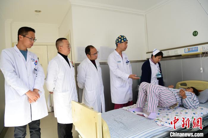 圖為何蔚副主任醫(yī)師(站右二)及團(tuán)隊(duì)術(shù)后指導(dǎo)患者進(jìn)行腰背肌鍛煉?！∝暩聛硭?攝