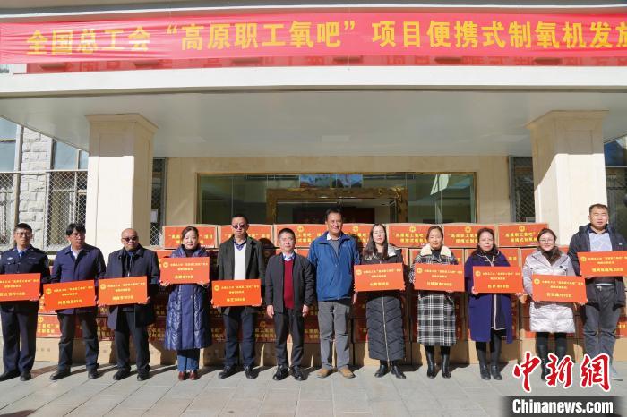 圖為發(fā)放儀式現(xiàn)場?！⊥趵?攝