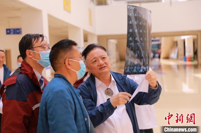 上海專家們采用“一對(duì)一”指導(dǎo)等方式，帶動(dòng)日喀則市人民醫(yī)院科室、醫(yī)生業(yè)務(wù)水平的提升?！∩虾＝淮筢t(yī)學(xué)院供圖