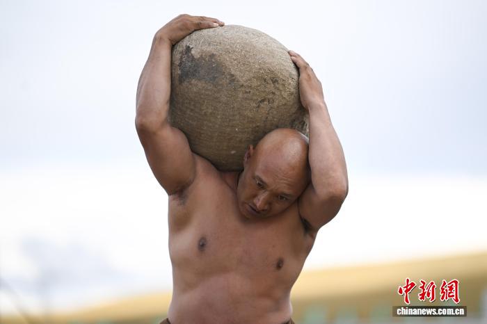 西藏那曲恰青賽馬節(jié)開(kāi)幕抱石頭比賽展力量之美