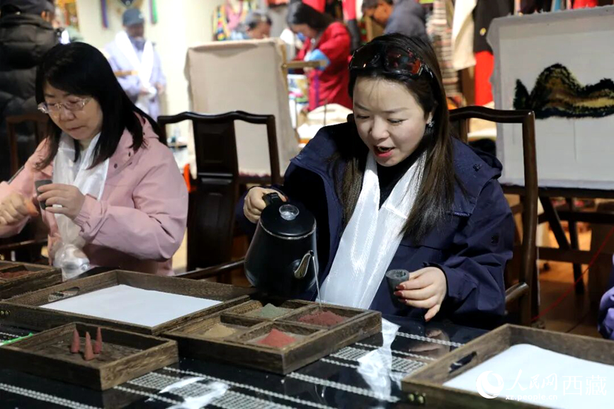 游客在“雅礱里”文化藝術(shù)街區(qū)非遺展館體驗(yàn)制作藏香。在工作人員的指導(dǎo)下，游客親手揉搓香泥、壓制成型，感受藏族傳統(tǒng)非遺技藝的魅力。人民網(wǎng)記者 吳雨仁攝