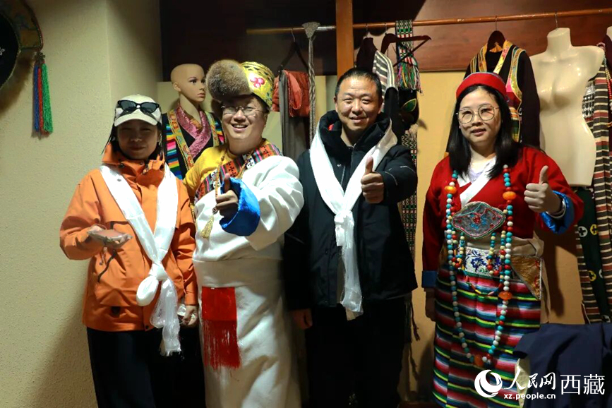 游客在扎西曲登社區(qū)體驗(yàn)藏族服飾文化。大家身著色彩鮮艷的藏裝，佩戴特色飾品，臉上洋溢著喜悅的笑容。人民網(wǎng)記者 吳雨仁攝