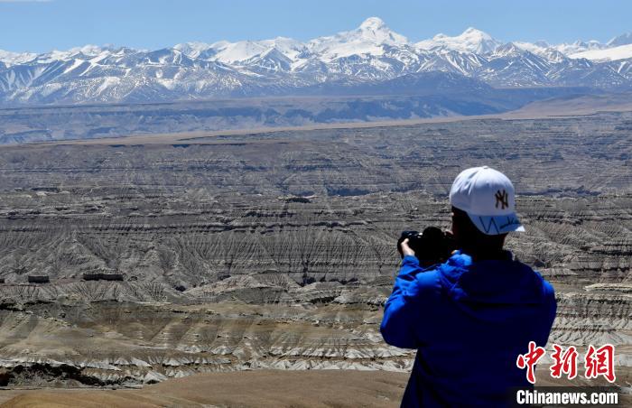 4月5日，游客在觀景臺拍攝札達土林。　李林 攝