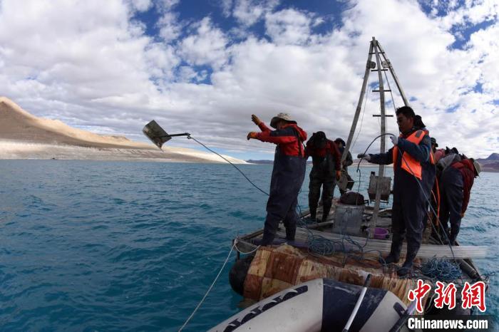 科考隊(duì)員在湖泊鉆探平臺上拋固定平臺的錨?！?lt;a target='_blank' ><p  align=