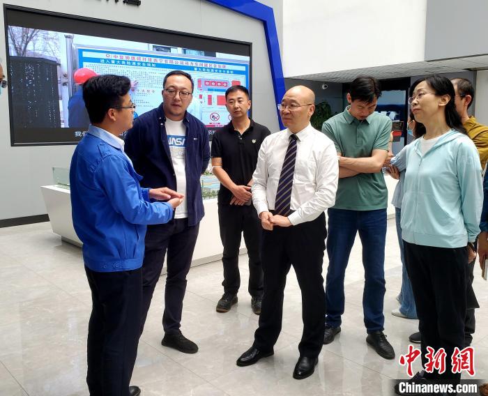 圖為全國政協(xié)委員、農(nóng)工黨青海省委主委王昆(中)在企業(yè)調(diào)研?！」鶟M福 供圖