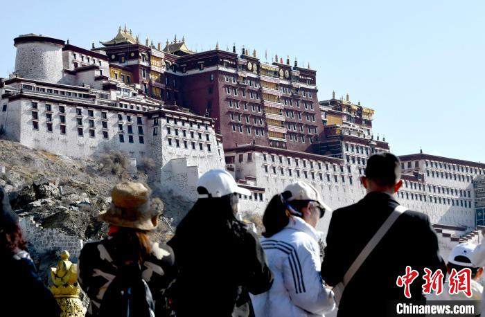 4月17日，游客在拉薩布達(dá)拉宮觀景臺(tái)拍照留念?！±盍?攝