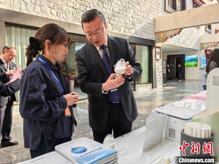 圖為簽約企業(yè)現(xiàn)場推介自己的產(chǎn)品。　趙延 攝