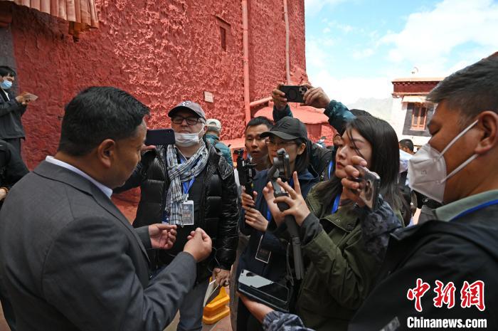 圖為中外媒體采訪布達拉宮管理處相關負責人。　趙朗 攝