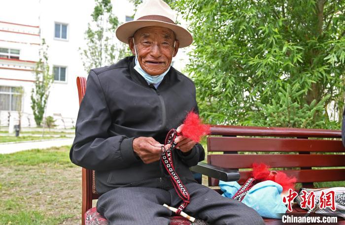 圖為曲松縣特困人員集中供養(yǎng)中心老人在做傳統(tǒng)手工編織?！≮w朗 攝