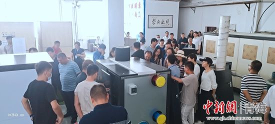 圖為行業(yè)內(nèi)人員進(jìn)行項(xiàng)目參觀。 活動(dòng)主辦方供圖