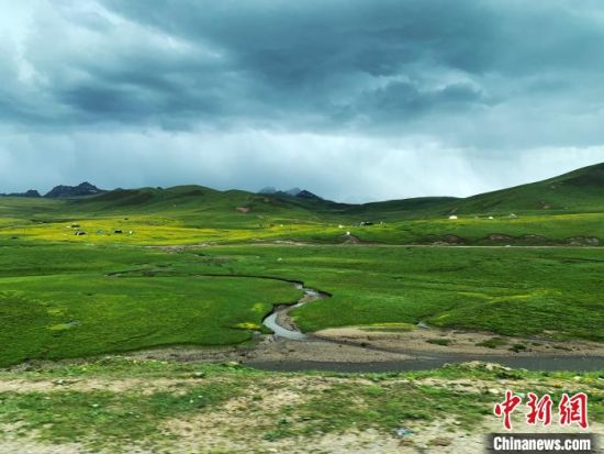 自2005年啟動(dòng)三江源生態(tài)保護(hù)和建設(shè)工程以來(lái)，果洛州共治理黑土灘315.11萬(wàn)畝，使果洛州生態(tài)環(huán)境15年來(lái)得到明顯好轉(zhuǎn)。　孫睿 攝