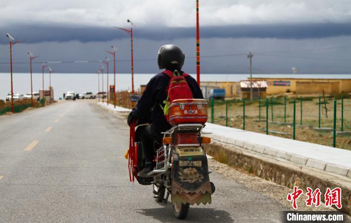 圖為白瑪從家中前往湖邊巡邏?！≮w朗 攝