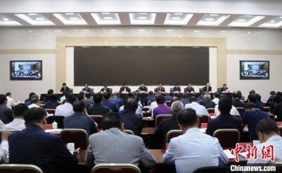 圖為青海省生態(tài)環(huán)境保護(hù)警示教育大會現(xiàn)場?！?zhí)砀！z 　　