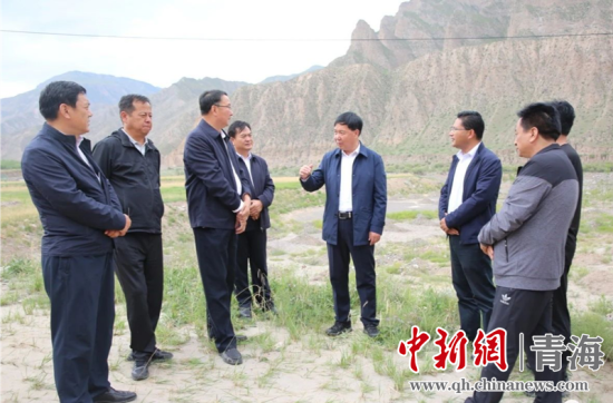 圖為黃南州有關(guān)領(lǐng)導(dǎo)現(xiàn)場踏勘、督導(dǎo)生態(tài)環(huán)保責(zé)任落實(shí)情況現(xiàn)場。黃宣攝