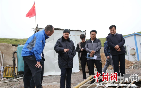 圖為黃南州有關(guān)領(lǐng)導(dǎo)現(xiàn)場踏勘、督導(dǎo)生態(tài)環(huán)保責(zé)任落實(shí)情況現(xiàn)場。黃宣攝