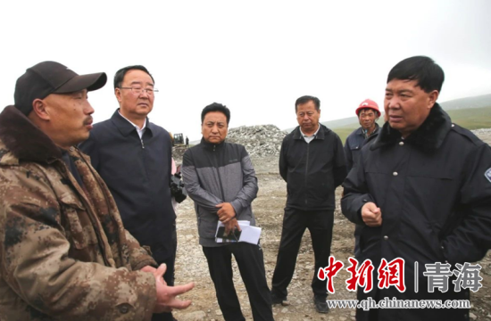 圖為黃南州有關(guān)領(lǐng)導(dǎo)現(xiàn)場踏勘、督導(dǎo)生態(tài)環(huán)保責(zé)任落實(shí)情況現(xiàn)場。黃宣攝