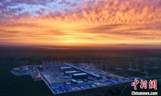 圖為朝霞下的青南換流站?！W(wǎng)青海檢修公司供圖 　　
