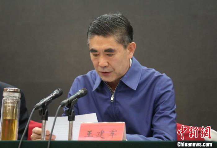 圖為青海省委書記王建軍出席會(huì)議并作講話。　張?zhí)砀?攝