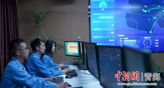 圖為國(guó)網(wǎng)青海電力大數(shù)據(jù)中心工作人員正在監(jiān)控綠電相關(guān)數(shù)據(jù)。王國(guó)棟攝