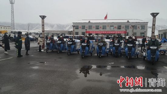 圖為環(huán)衛(wèi)設(shè)施集中發(fā)放儀式現(xiàn)場(chǎng)。甘恩超 攝