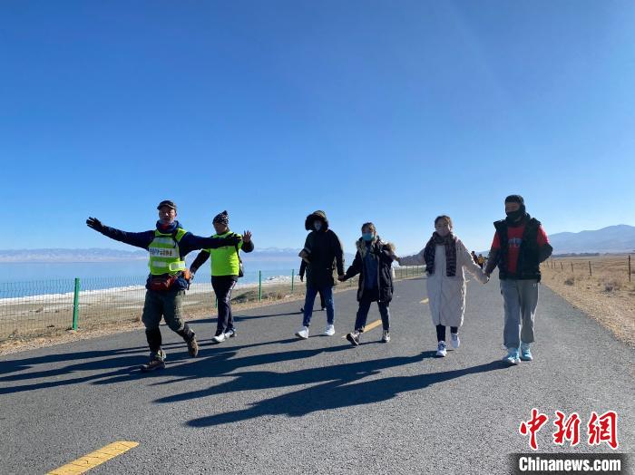 圖為徒步現(xiàn)場?！±罱瓕?攝