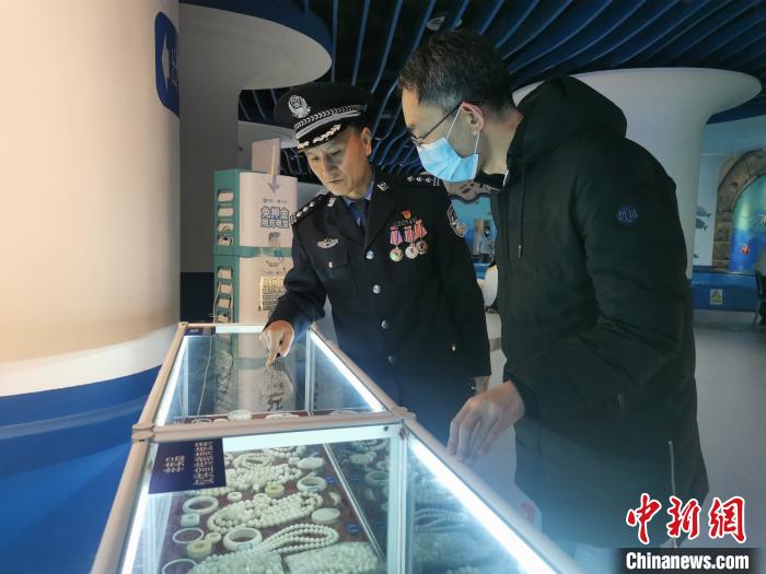 圖為森林警察為游客講解查獲這些象牙制品過程中發(fā)生的真實故事?！∥乃碱?攝