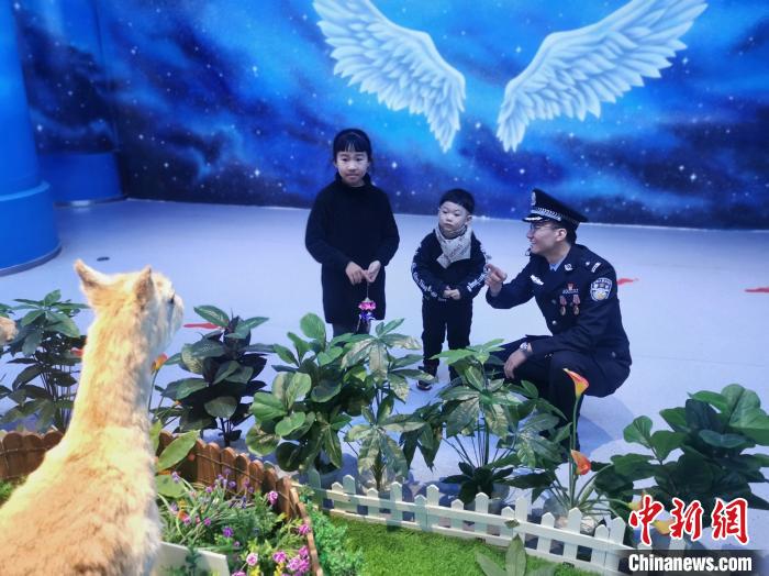 圖為森林警察為小朋友科普野生動物保護知識?！∥乃碱?攝