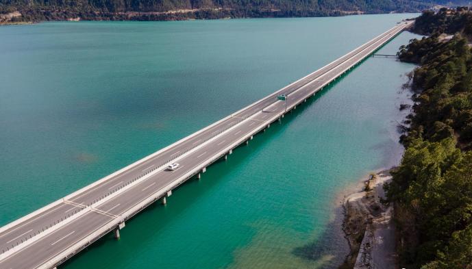 資料圖為西藏拉薩至林芝高等級公路多布湖風(fēng)光?！〗w波 攝