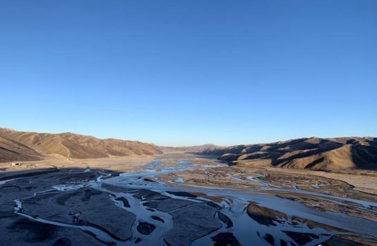 圖為三江源腹地，黃河流經(jīng)達(dá)日縣。（資料圖） 孫睿 攝 　　