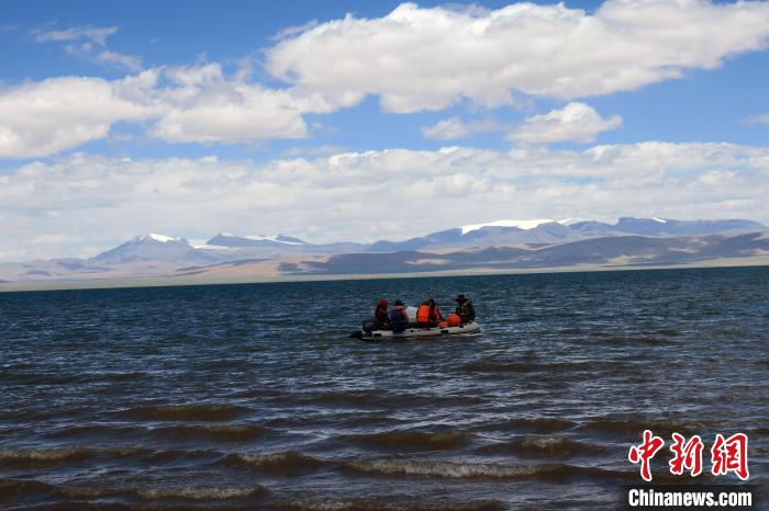科考隊員向湖心進發(fā)，風(fēng)浪越來越大?！?lt;a target='_blank' ><p  align=